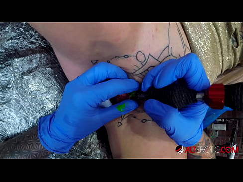 ❤️ Ekstremt tatovert hottie Sully Savage tok en tatovering på klitoris ☑ Russisk porno ved no.bestsexporno.ru ❌️❤